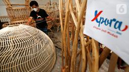 Perajin membuat kap lampu di workshop kerajinan rotan Aryasena di kawasan Gatak, Sukoharjo, Jawa Tengah, Senin (22/11/2021). Kursi rotan yang telah diekspor ke berbagai negara hingga ke Eropa merupakan binaan BNI Xpora menuju UMKM Go Productive, Go Digital, dan Go Global. (Liputan6.com/HO/BNI)