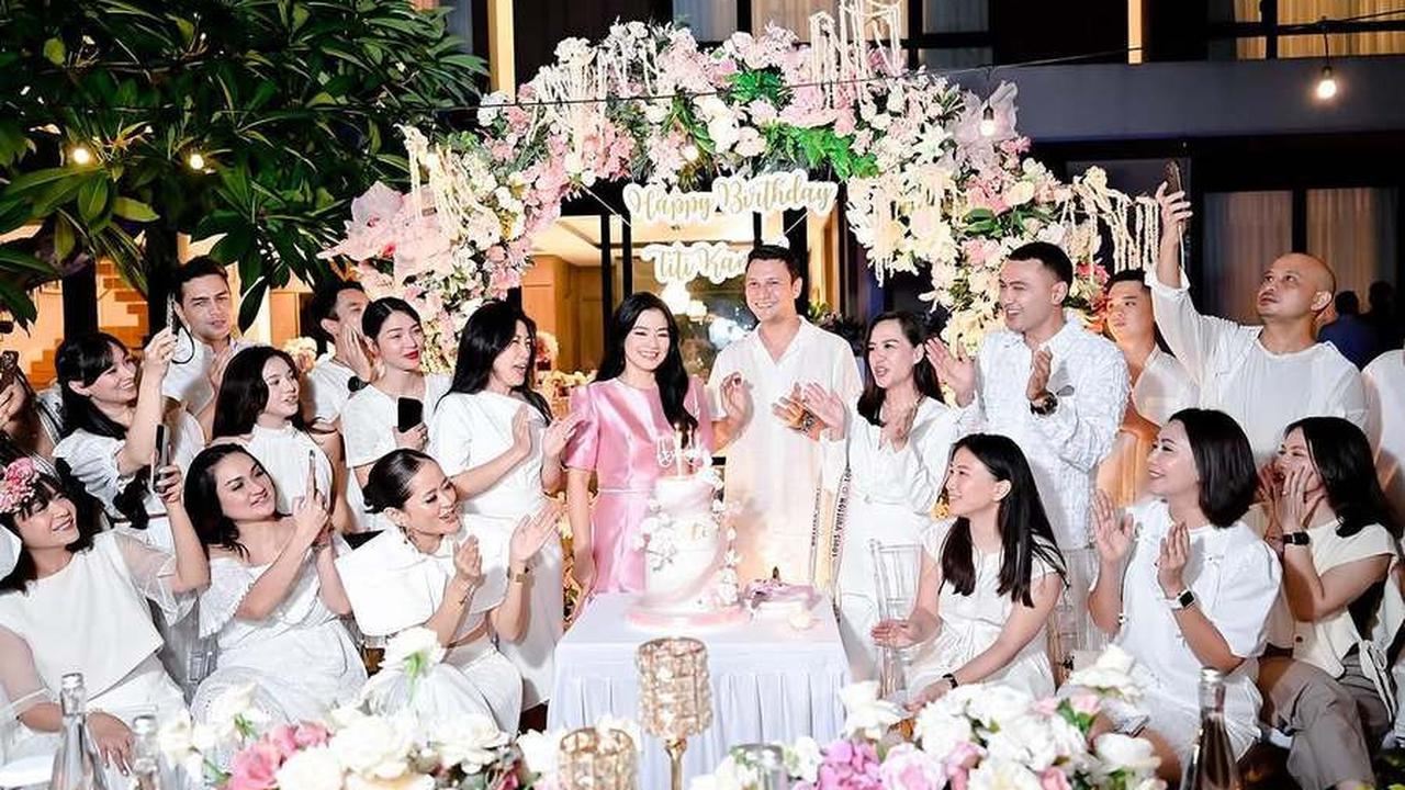 7 Potret Ulang Tahun Titi Kamal, Dirayakan di Rumah dengan Dekorasi Serba Pink - Dihadiri Jeremy Thomas hingga Tengku Dewi