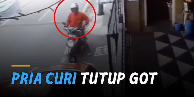 VIDEO: Nekat, Pria Curi Tutup Got di Bekasi
