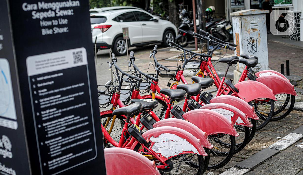 Deretan sepeda sewa yang terbengkalai terparkir di Pasar Baru, Jakarta, Rabu (30/11/2022). Dinas Perhubungan DKI Jakarta akan menarik 218 unit sepeda sewa di 67 titik tambat di Ibu Kota secara bertahap karena kesulitan pendanaan dari operator. (Liputan6.com/Faizal Fanani)