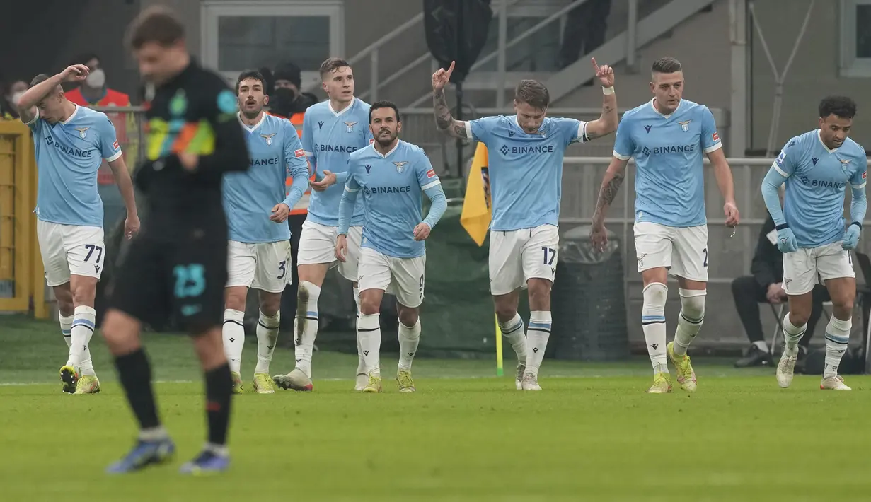 Penyerang Lazio, Ciro Immobile (tengah) berselebrasi usai mencetak gol ke gawang Inter Milan pada pertandingan Liga Serie A Italia di Stadion San Siro, di Milan, Italia, Senin (10/1/2022). Dengan hasil ini, Inter Milan kembali memuncaki klasemen sementara dengan 49 poin. (AP Photo/Antonio Calani)