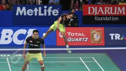 Ganda Putra, Markis Kido/Agripinna mengembalikan kok ke arah Lee Yong Dae/Yoo Yeon (Korea) di BCA Indonesia Open Superseries Premier 2015, Jakarta, Rabu (3/6/2015). Yong Dae/Yeon Seong menang 14-21, 21-13, 21-14. (Liputan6.com/Herman Zakharia)