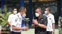 Wali Kota Cirebon Nashrudin Azis saat meninjau gebyar vaksinasi di Pelabuhan Cirebon. Foto (Istimewa)