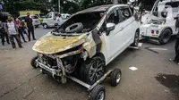 Mobil yang rusak pascapenyerangan di Polsek Ciracas, Jakarta, Sabtu (29/8/2020). Polsek Ciracas  diserang oleh sejumlah orang tak dikenal pada Sabtu (29/8) dini hari. (Liputan6.com/Faizal Fanani)