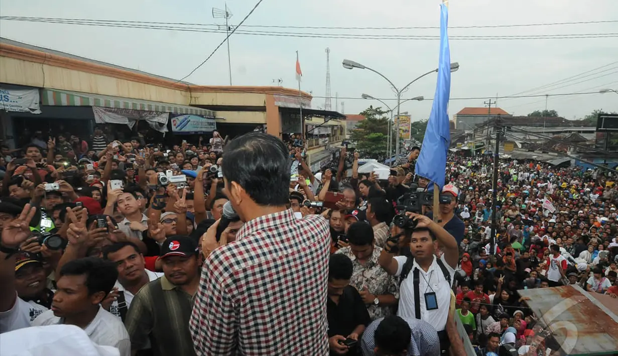 Ribuan orang berkumpul menutup jalan di depan Pasar Induk Kajen, Jalan Diponegoro, Pekalongan, Kamis (19/6/2014) (Liputan6.com/Herman Zakharia)