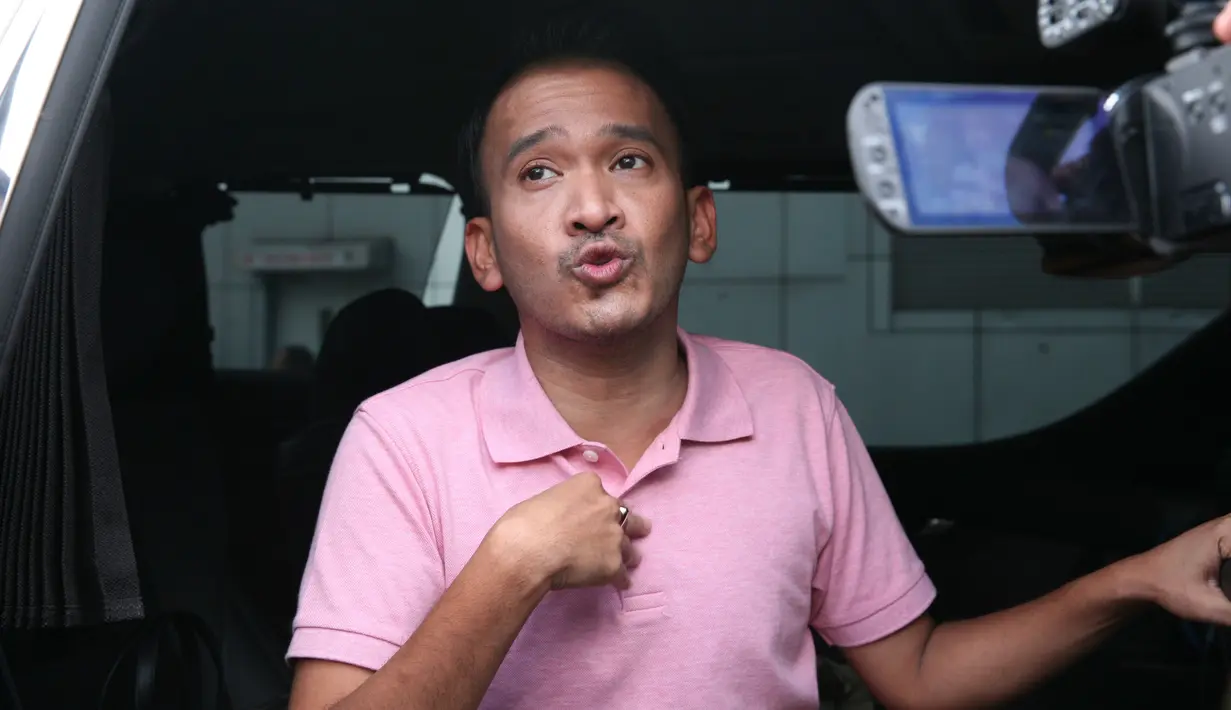 Ruben Onsu sendiri berusaha netral. Suami Sarwendah itu melihat lantaran semua orang berbicara menjadi rame dan semakin melebar. Ia sendiri menghargai agama apapun dan tetap merangkulnya. (Nurwahyunan/Bintang.com)