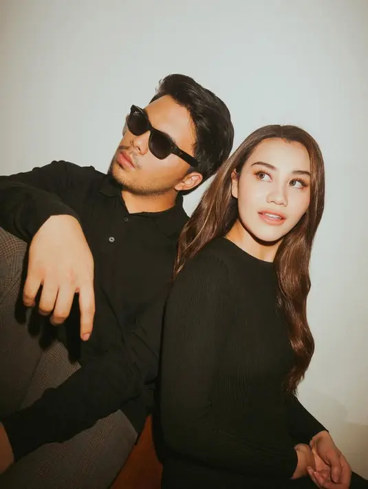 Di potret ini, Aaliyah Massaid dan Thariq Halilintar tampil kompak dengan lengan panjang berwarna hitam [@aaliyah.massaid]