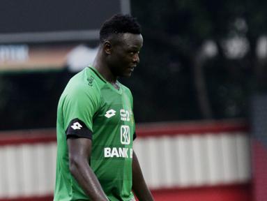 Striker Bhayangkara FC, Ezechiel N'Douassel, saat melawan PSM Makassar pada laga uji coba di Stadion PTIK, Jakarta, Rabu, (5/2/2020). Bhayangkara FC takluk 0-1 dari PSM Makassar. (Bola.com/M Iqbal Ichsan)