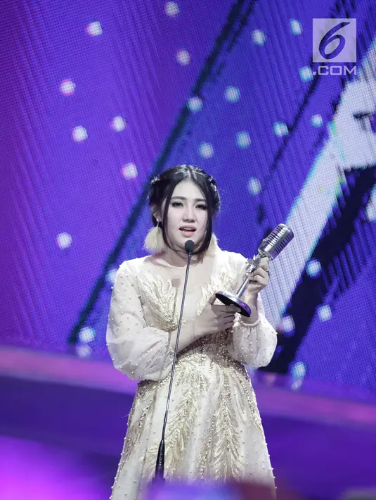 Pedangdut Via Vallen memberi sambutan saat meraih penghargaan kategori penyanyi dangdut paling ngetop dalam acara SCTV Music Awards 2018 di Studio 6 Emtek, Jakarta, Jumat (27/4). (Liputan6.com/Faizal Fanani)