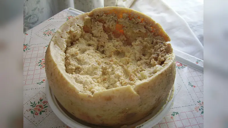 Casu Marzu, keju berbelatung asal Italia (Wikipedia).