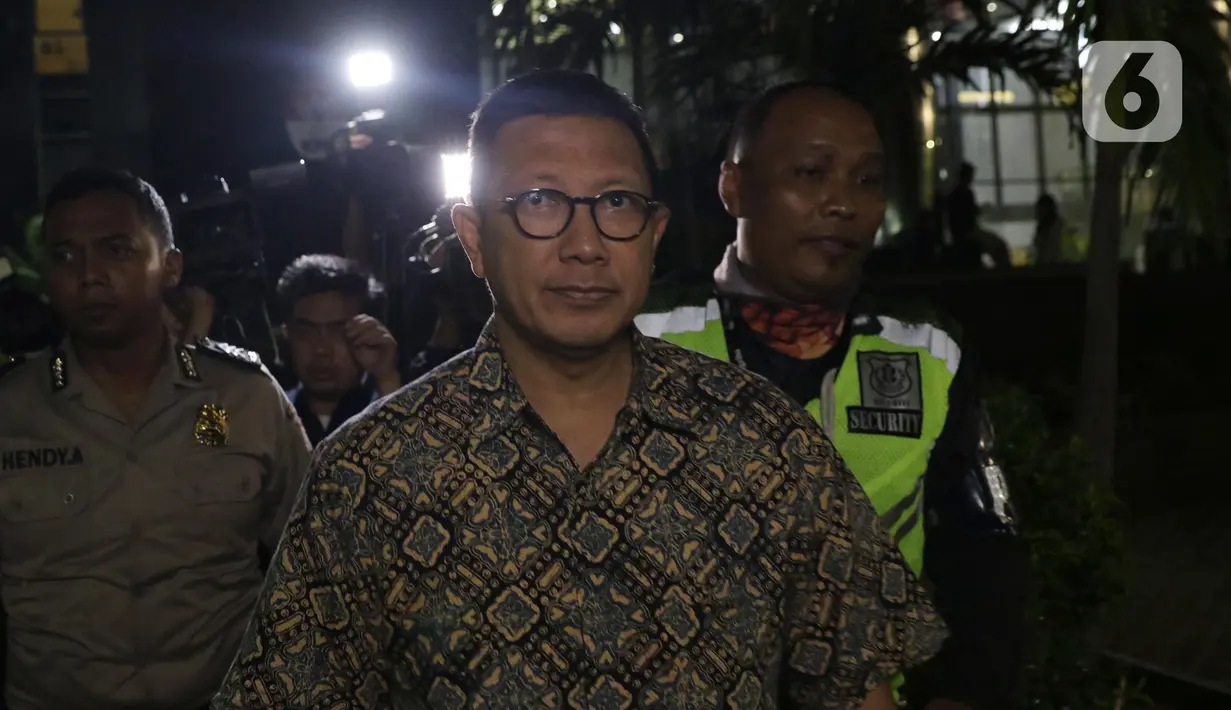 Mantan Menteri Agama Lukman Hakim Saifuddin meninggalkan gedung KPK usai menjalani pemeriksaan, Jakarta, Jumat (15/11/2019). KPK memeriksa Lukman Hakim Saifuddin untuk klarifikasi lanjutan terkait kewenangannya di Kementerian Agama selama menjabat Menteri Agama. (Liputan6.com/Helmi Fithriansyah)