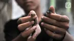 Warga menunjukkan anak kobra di Kampung Baru, Kelurahan Cakung Barat, Cakung  Jakarta Timur, Kamis (12/11/2019). Warga Kampung Baru, Cakung Barat digegerkan oleh penemuan sarang ular jenis kobra Jawa pada Rabu (11/12/2019) di lahan kosong samping salah satu rumah. (merdeka.com/Iqbal S. Nugroho)