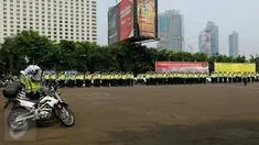 Ratusan Polantas mengikuti apel gelar pasukan kesiapan banjir di Mapolda Metro Jaya, Jakarta, Selasa (10/11). Apel tersebut guna mempersiapkan pasukan dan infrastruktur pendukung untuk mengantisipasi banjir di Ibukota Jakarta. (Liputan6.com/Yoppy Renato)