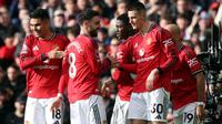 Striker Manchester United asal Slovenia bernomor punggung 30, Benjamin Sesko (kanan), merayakan gol kedua timnya selama pertandingan Liga Inggris antara Manchester United dan Crystal Palace di Old Trafford, Manchester, barat laut Inggris, pada 1 Maret 2026. (Darren Staples/AFP)