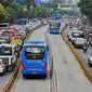 Bus Transjakarta melintas dengan lancar di Jalan Mampang Prapatan, Jakarta, Selasa (14/6/2016). Untuk menjaga jalur Transjakarta tetap steril, Dishub DKI Jakarta mengerahkan puluhan petugas. (Liputan6.com/Yoppy Renato)