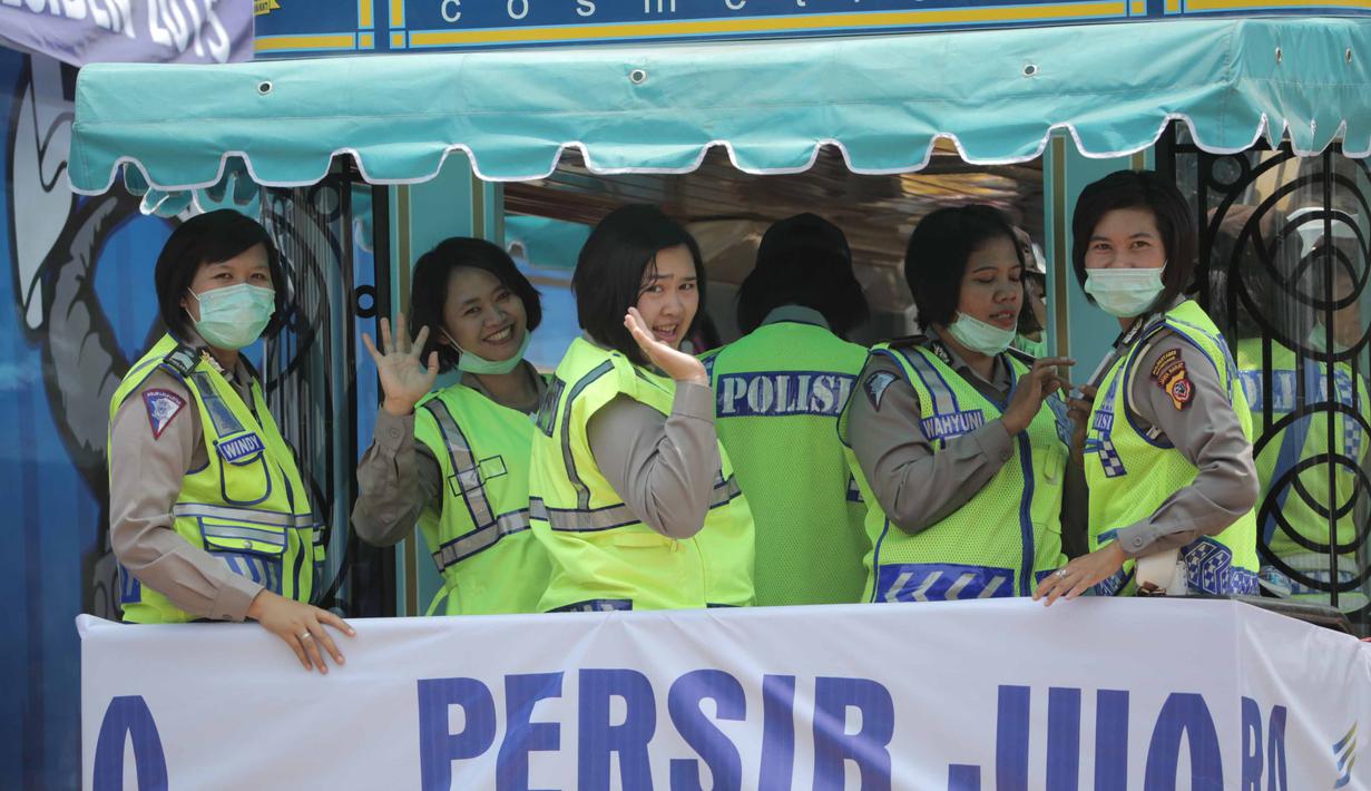 Polwan (Polisi Wanita) bersiap saat pengamanan parade juara Piala Presiden 2015 di Kota Bandung, Minggu (25/10/2015). (Bola.com / Nicklas Hanoatubun)