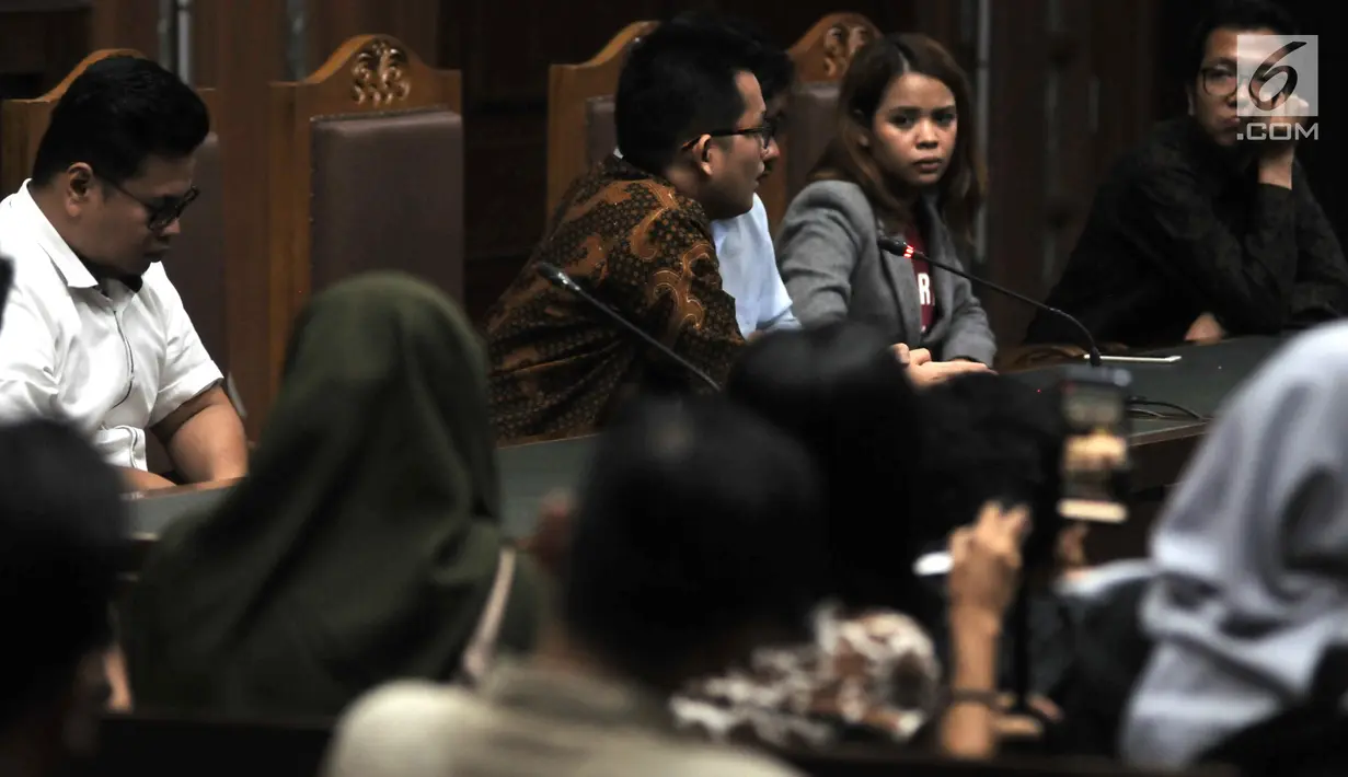 Tim kuasa hukum pihak penggugat menghadiri sidang perdana gugatan polusi udara di Jakarta di Pengadilan Negeri Jakarta Pusat, Kamis (1/8/2019). Ada 7 lembaga pemerintahan yang digugat, termasuk Presiden Joko Widodo atau Jokowi dan Gubernur DKI Jakarta Anies Baswedan. (merdeka.com/Iqbal S Nugroho)