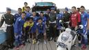 Para pemain dan pelatih Persib foto bersama saat berada di kapal klotok yang melintasi Sungai Mahakam menuju Stadion Aji Imbut, Tenggarong, Kaltim, Sabtu (3/10/2015). (Bola.com/Vitalis Yogi Trisna)