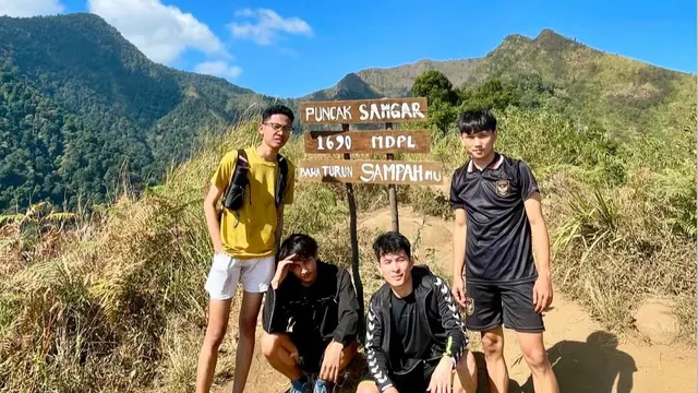 Pendaki Gunung Sangar di Bandung. (Dok: IG @rezanrdiansyh https://www.instagram.com/p/C_xjGQtzi1w/?img_index=4&igsh=MWh6dGRodjl5NG14Mg%3D%3D)
