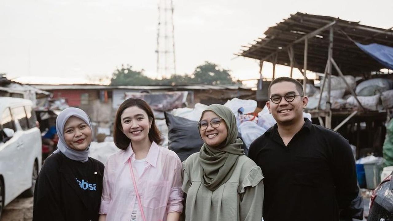 Selain itu, Febby mengajak pengikutnya untuk berpartisipasi dalam donasi demi mendukung anak-anak di kampung pemulung, menunjukkan kepeduliannya yang tulus.<br>