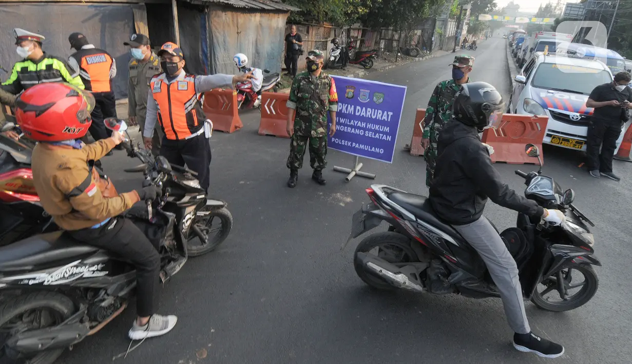 Petugas Gabungan memutar balik kendaraan menuju Jakarta di Pos PPKM Tangerang Selatan di Jalan RE.Martadinata, Tangerang Selatan, Banten, Senin (5/7/2021). Ribuan kendaraan bermotor diputar balik pada ruas jalan raya yang menghubungkan Parung Bogor-Lebak Bulus Jakarta. (merdeka.com/ Arie Basuki)
