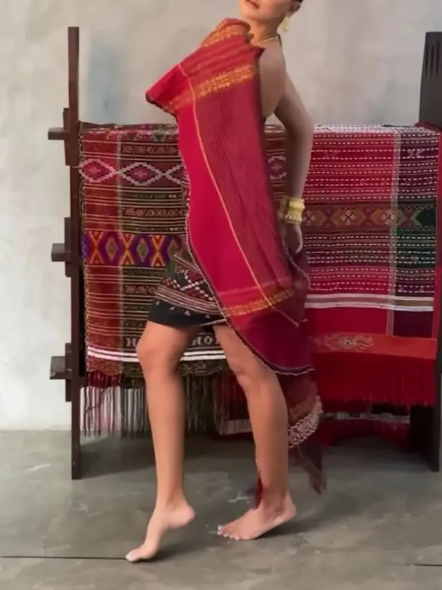 5 Gaya Luna Maya Pakai Kain Ulos Ini Tampil Makin Menawan