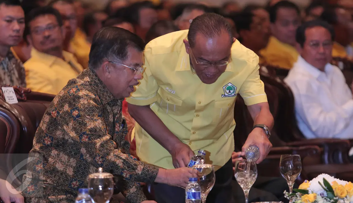Wapres Jusuf Kalla (kiri) dan Ketua umum Partai Golkar, Aburizal Bakrie saat menghadiri penutupan Rapimnas Partai Golkar 2016, Jakarta, Senin (25/1/2016). Salah satu hasil Rapimnas adalah akan diselenggarakannya Munaslub 2016 (Liputan6.com/Angga Yuniar)
