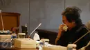 Tangis Rachmawati Soekarnoputri saat mengadukan nasibnya yang dituduh melakukan makar di Gedung DPR Jakarta, Selasa (10/1). Rachmawati datang ke bersama sejumlah tokoh lainnya yamg dituduh telah melakukan perbuatan makar. (Liputan6.com/Johan Tallo)