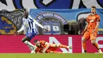Pemain FC Porto Moussa Marega (kiri) melakukan selebrasi  usai mencetak gol ke gawang Juventus pada leg pertama babak 16 besar Liga Champions di Stadion Dragao, Porto, Portugal, Rabu (17/2/2021). FC Porto menang 2-1. (AP Photo/Luis Vieira)