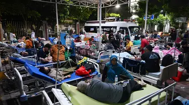 Para pasien menerima perawatan medis setelah dievakuasi dari rumah sakit Universitas Airlangga di Surabaya pada tanggal 22 Maret 2024. (JUNI KRISWANTO/AFP)