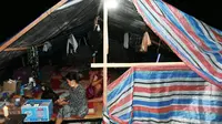 Kementerian ESDM bagikan lampu tenaga surya pada korban gempa di Sulteng. Dok: Kementerian ESDM