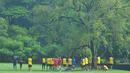 Menjelang malam pergantian tahun, skuat Arema Cronus menjalani latihan di Kebun Raya Purwodadi, Pasuruan, Jawa Timur, Kamis (31/12/2015). (Bola.com/Kevin Setiawan)