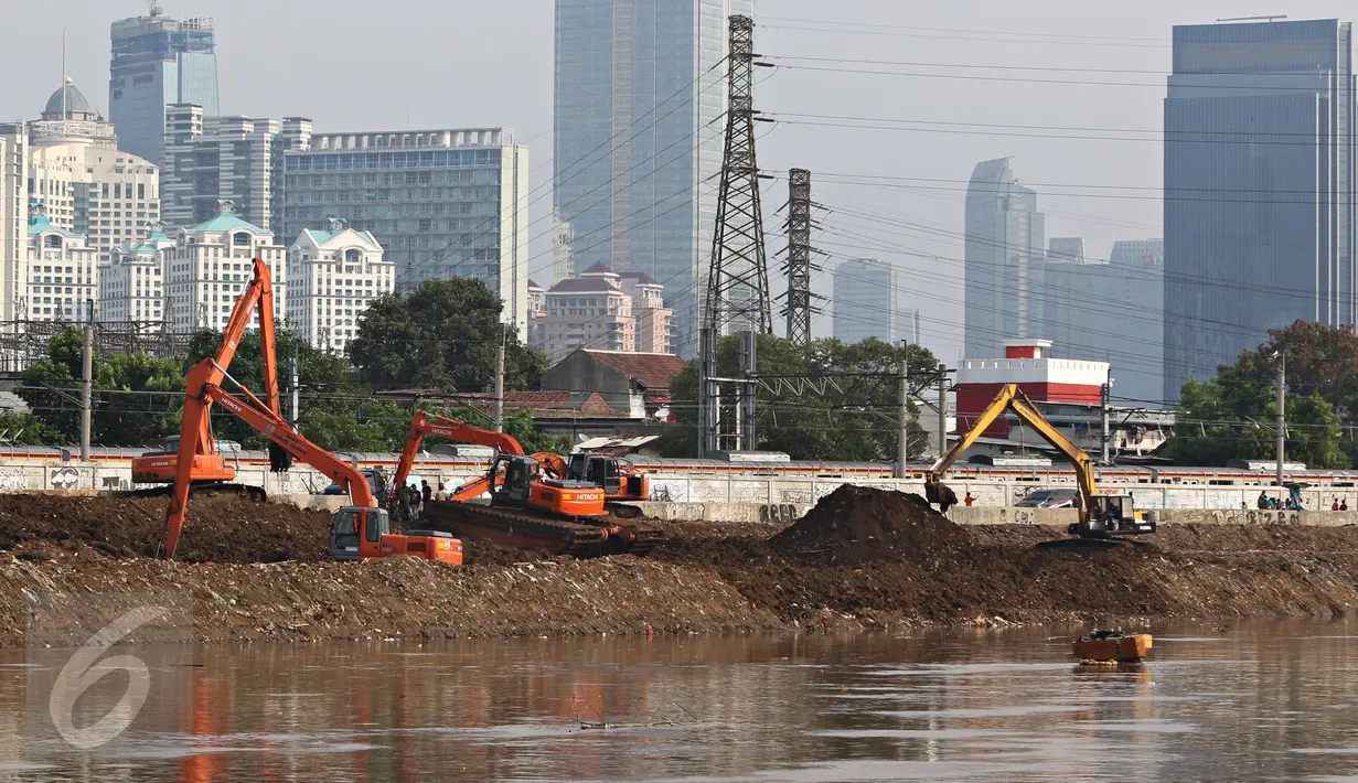 Alat berat mengeruk lumpur yang mengendap di Kanal Banjir Barat, Jakarta, Kamis (26/11/2015). Pemprov DKI Jakarta terus menyiapkan sejumlah langkah antisipasi demi menghadapi potensi banjir. (Liputan6.com/Immanuel Antonius)