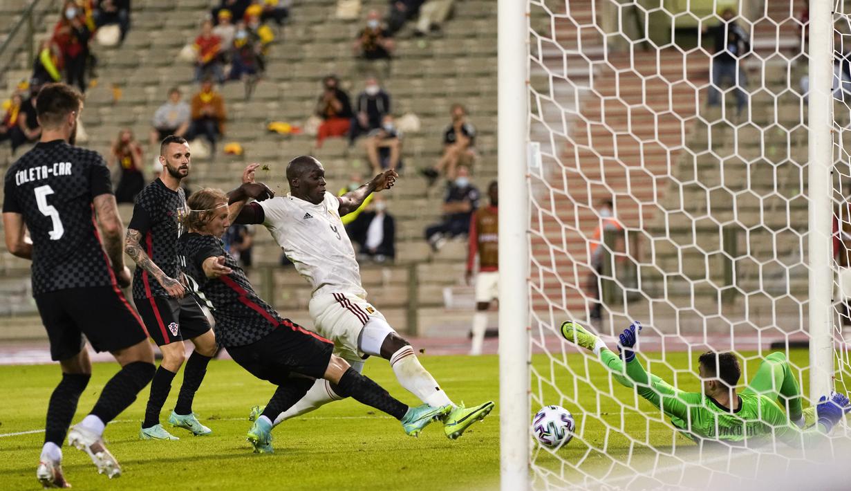 Penyerang timnas Belgia, Romelu Lukaku (tengah) melakukan percobaan gol ke gawang Kroasia dalam laga uji coba menjelang Euro 2020 di Stade Roi Baudouin, Senin (7/6/2021) dinihari WIB. Menang tipis 1-0, Romelu Lukaku tampil sebagai penentu kemenangan Belgia dengan golnya. (AP Photo/Francisco Seco)