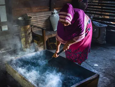 Pekerja mendinginkan biji kopi usai dipanggang melalui metode tradisional di sebuah pabrik di Banda Aceh, Aceh, Rabu (3/3). Aceh merupakan salah satu wilayah penghasil kopi terbaik di Indonesia. (CHAIDEER MAHYUDDIN/AFP)