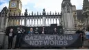Dalam aksi yang dilakukan sepanjang hari, organisasi non-pemerintah Choose Love Europe membacakan nama-nama lebih dari 15.000 anak yang terbunuh di Gaza. (Justin TALLIS/AFP)