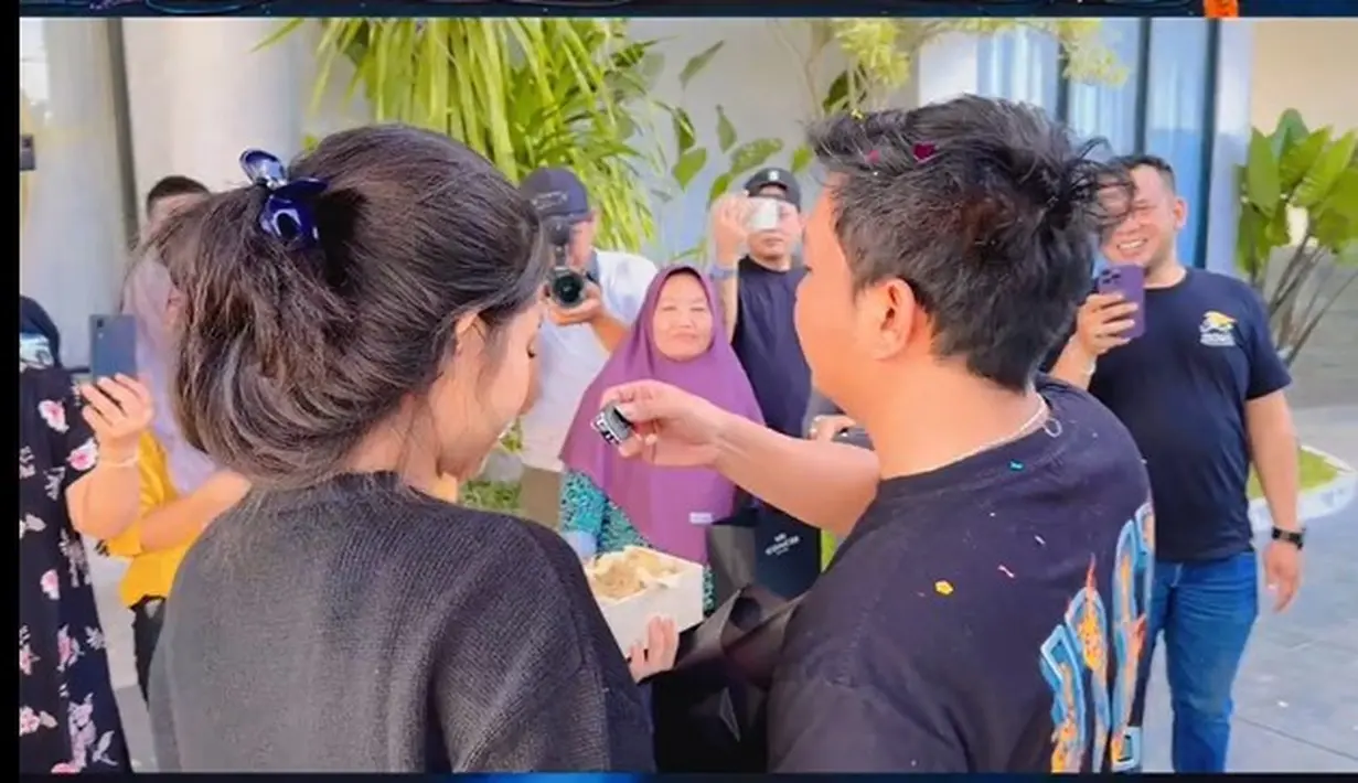 Tidak hanya sekedar kejutan, tapi sang suami juga memberikan kado mobil keluaran terbaru. Penyanyi yang melejit berkat lagu Kartononyo Medot Janji itu memberikan kunci mobil. [Instagram/bellabonita_r.a]