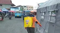 BPBD Kota Manado mendirikan, sekaligus mensterilkan tenda-tenda yang akan dipergunakan untuk rapid test massal.