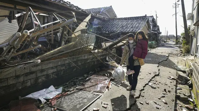 Tim penyelamat berpacu dengan waktu untuk mencari korban selamat gempa Jepang