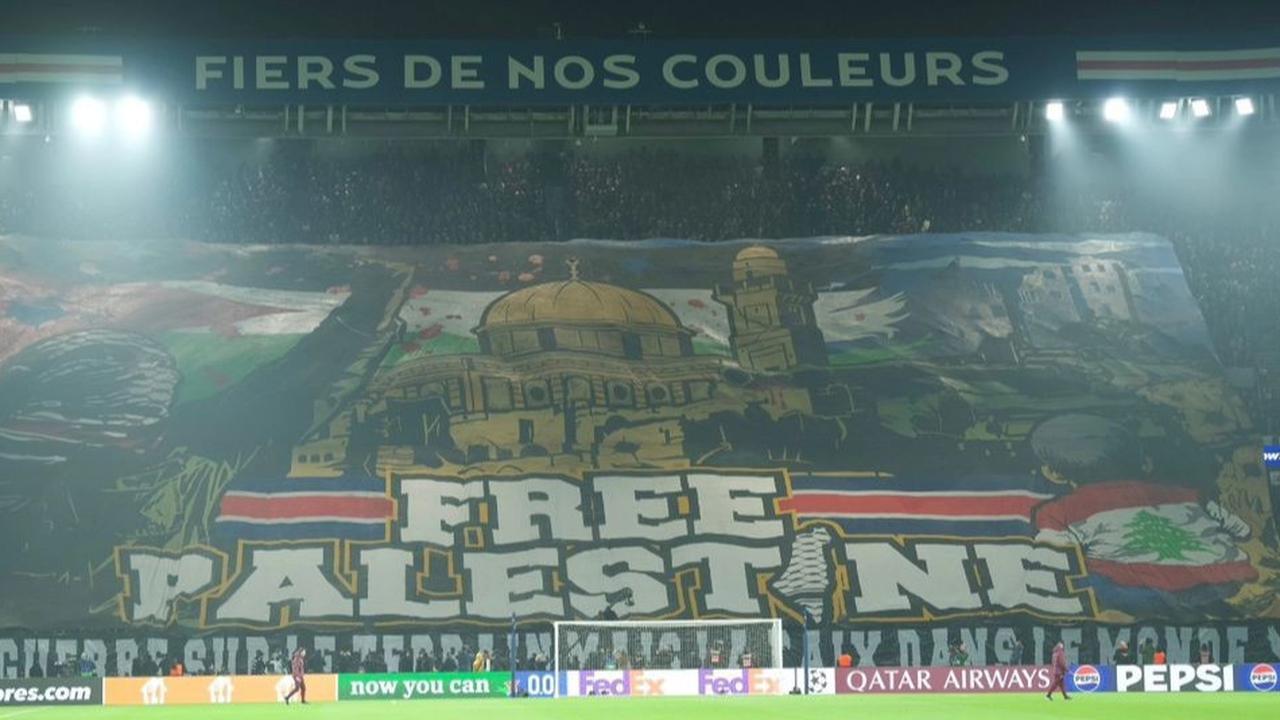 Rekaman Video Suporter PSG Bentangkan Spanduk Raksasa 'Free Palestine', Dibela UEFA Bikin Menteri Prancis Murka