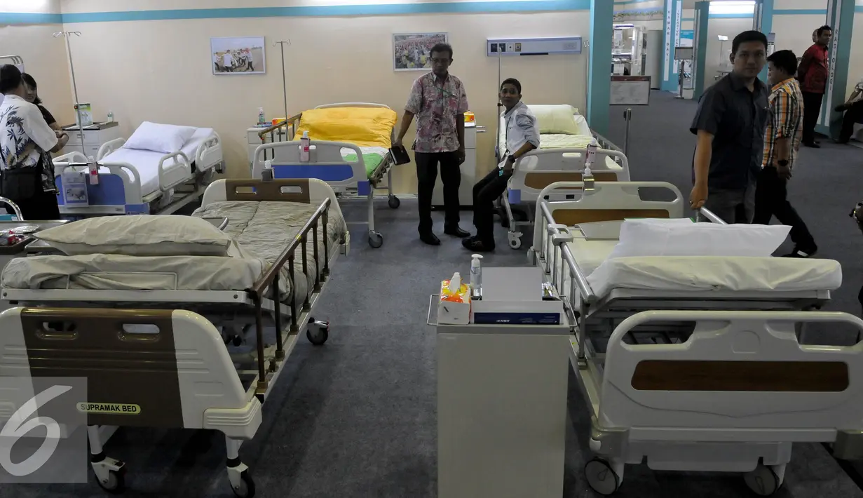 Pengunjung mengamati sejumlah alat kesehatan saat digelarnya pameran alat kesehatan dan perbekalan kesehatan rumah tangga di Jakarta Convention Center (JCC), Jakarta, Jumat (16/10). Acara akan berlangsung hingga 17 Oktober 2015.(Liputan6.com/Johan Tallo)