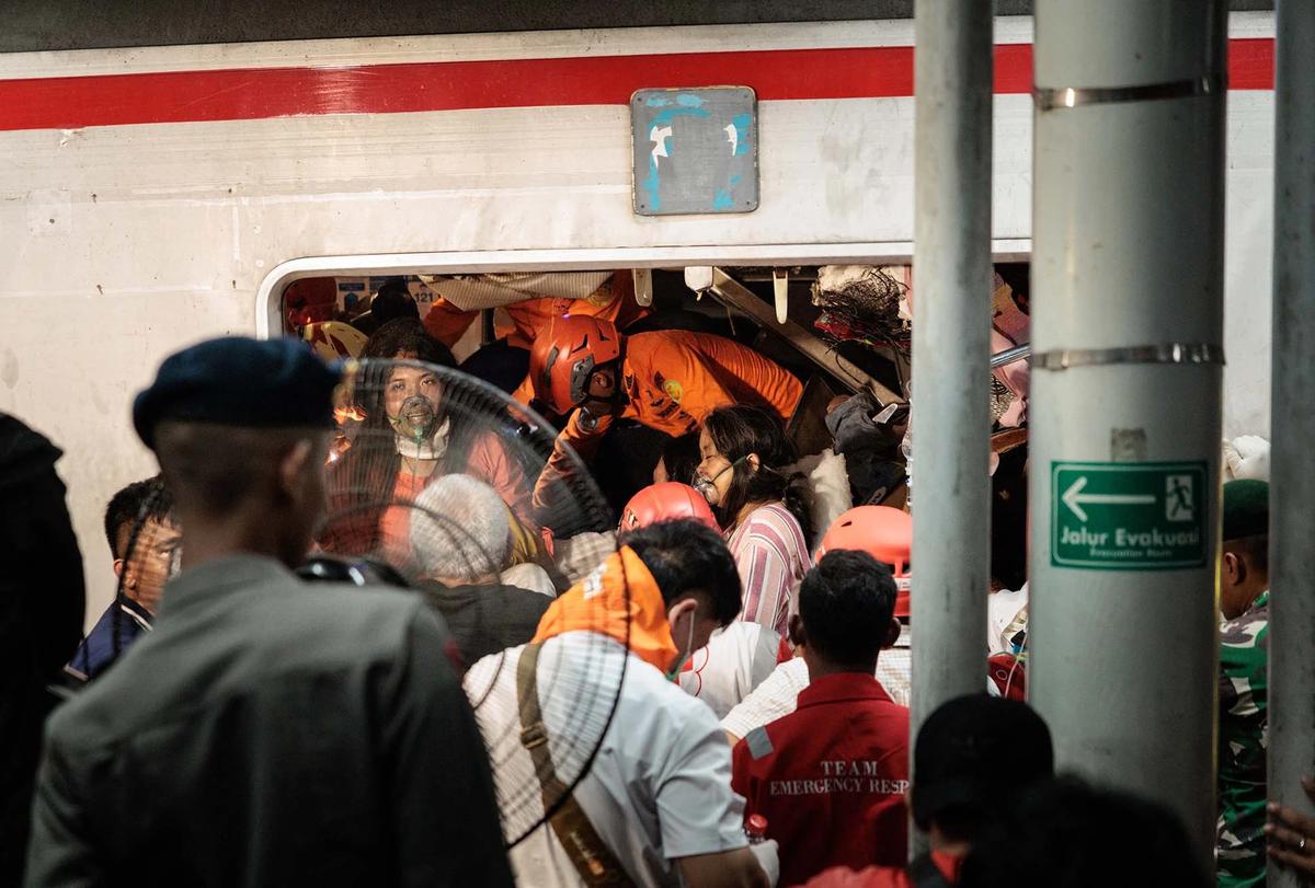 FOTO: Evakuasi Dramatis Korban Tabrakan Kereta di Bekasi Timur