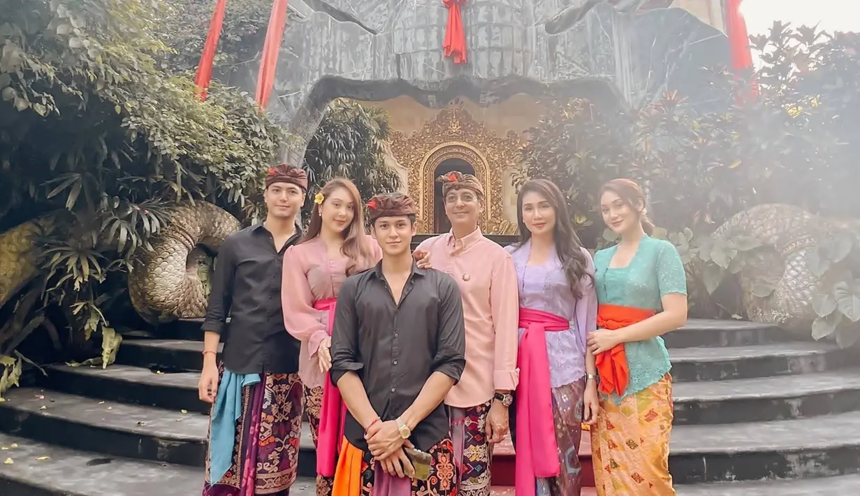 Begini potret kebersamaan Antonio Blanco Jr bersama keluarga besarnya. Ia memiliki dua orang kakak perempuan yang bernama Felicia Marcella Blanco dan Fortunia Mandieta Blanco. Menjadi anak paling bungsu, aktor yang kerap disapa penggemarnya dengan panggilan Nio ini sudah makin populer sejak bermain sinetron Buku Harian Seorang Istri. (Liputan6.com/IG/@antonioblancojr)