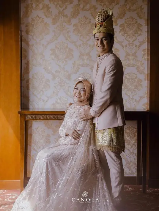 Ria Ricis terlihat cantik dalam balutan dress warna nude-emas rancangan desainer Anggi Asmara. (Instagram/hisyam.sajin).