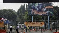 Petugas keamanan berjaga di Taman Margasatwa Ragunan, Jakarta, Sabtu (26/6/2021). Taman Margasatwa Ragunan tutup sementara menyusul Pemberlakuan Pembatasan Kegiatan Masyarakat (PPKM) Mikro terkait melonjaknya kasus COVID-19 di Jakarta. (Liputan6.com/Johan Tallo)