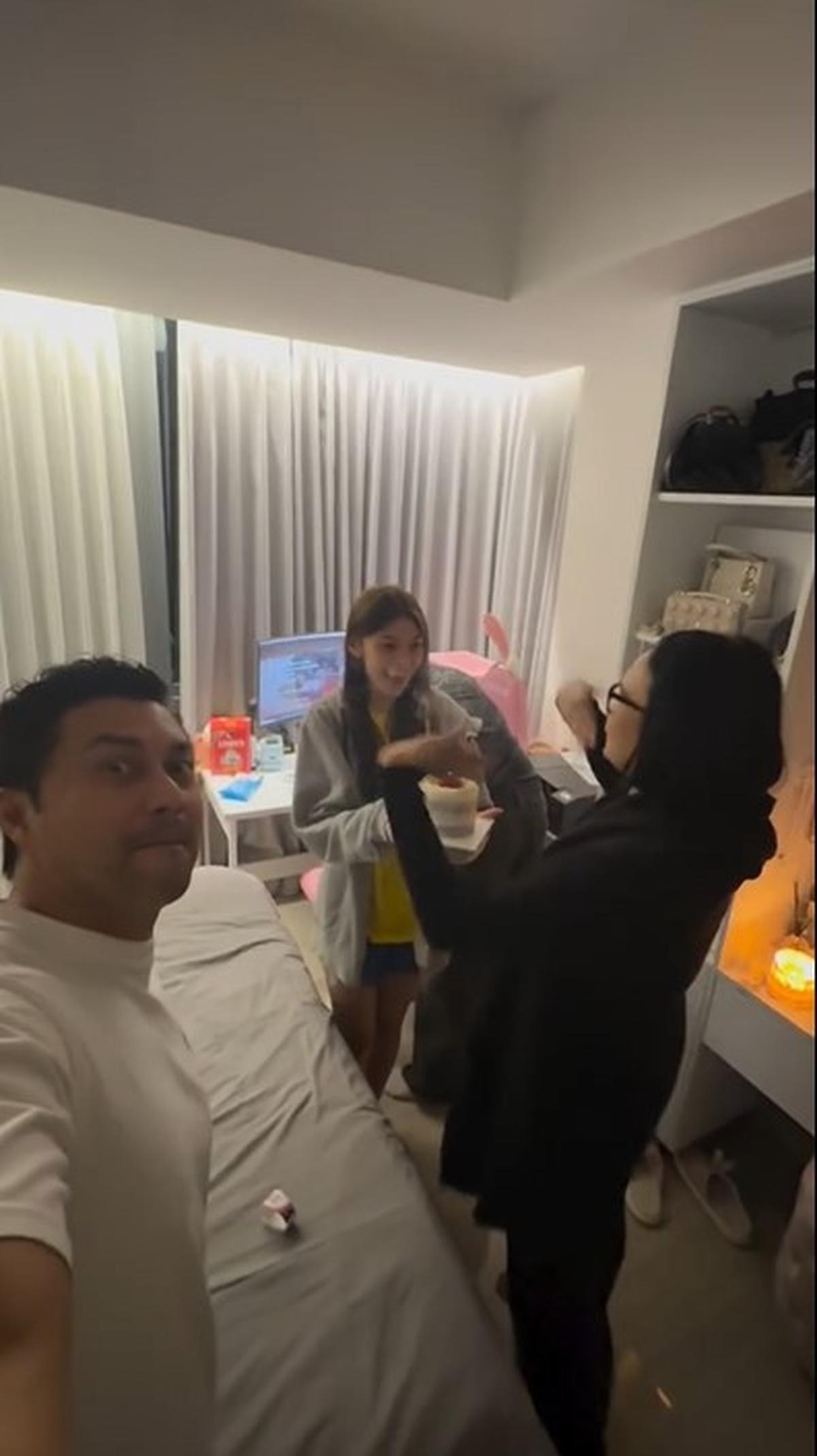 Potret Kejutan Ultah Sasi Kirana Anak Dian Nitami dan Anjasmara, Si Cantik Calon Dokter Sudah 21 Tahun