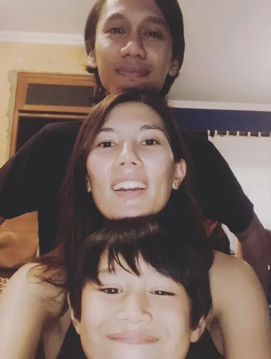 Seperti diketahui, musisi senior itu menikahi gadis berdarah Perancis. Pasangan ini menikah pada 24 September 2009. Pernikahan secara sederhana digalar di KUA Sleman, Yogyakarta. (Instagram/sarahcandra)