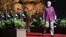Perdana Menteri India Narendra Modi tiba pada acara 'Welcoming Dinner and Cultural Performance G20 Indonesia' di Taman Budaya Garuda Wisnu Kencana Bali, Selasa malam (15/11/2022). PM Narendra Modi memakai batik berwarna merah. (Willy Kurniawan/Pool Photo via AP)