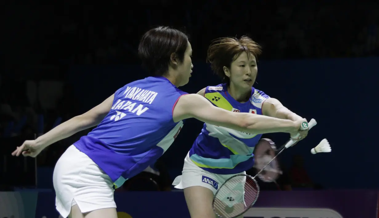 Pasangan Jepang, Ayako Sakuramoto/Yukiko Takahata, saat melawan wakil Indonesia, Greysia Polii/Apriyani Rahayu, pada Indonesia Open 2019 di Istora, Jakarta, Selasa (16/7). Pasangan Indonesia menang 21-15, 21-16. (Bola.com/M Iqbal Ichsan)