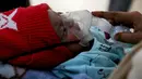 Dalam foto pada 7 November 2023 ini, seorang bayi berusia satu bulan bernapas dengan bantuan nebuliser di bangsal darurat rumah sakit anak-anak Chacha Nehru Bal Chikitsalaya yang dikelola oleh pemerintah di New Delhi, India. (Arun SANKAR / AFP)